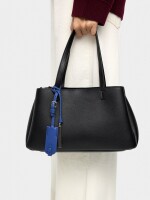 Bolso Tote Liso Con Colgante negro