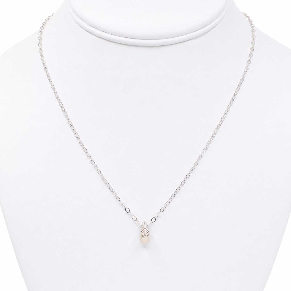Cadena con dije en oro 18K blanco Y brillante 