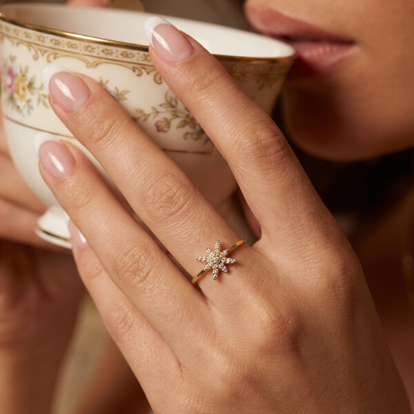 Anillo Estrella Radiante en Oro Amarillo 18k con circonias Anillo Estrella Radiante en Oro Amarillo 18k con circonias