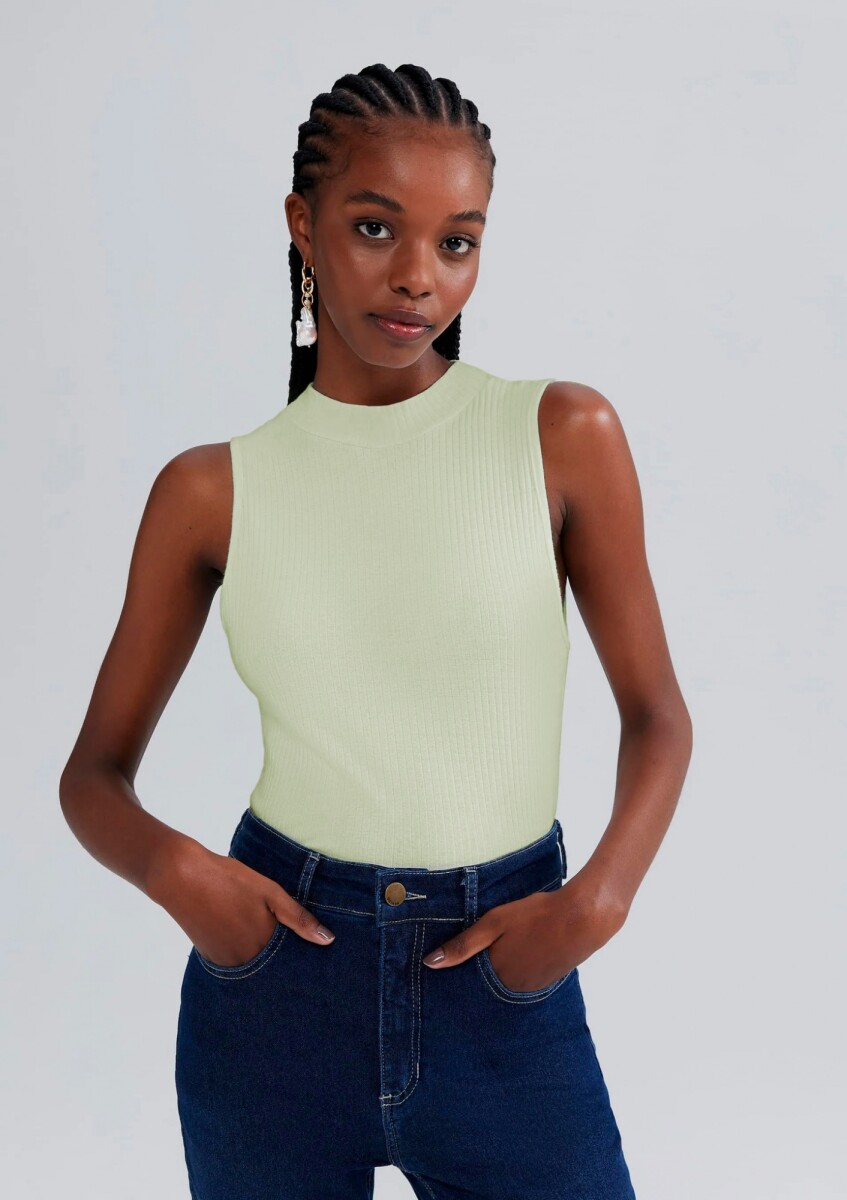 MUSCULOSA DE CUELLO ALTO EN TELA ACANALADA - VERDE 