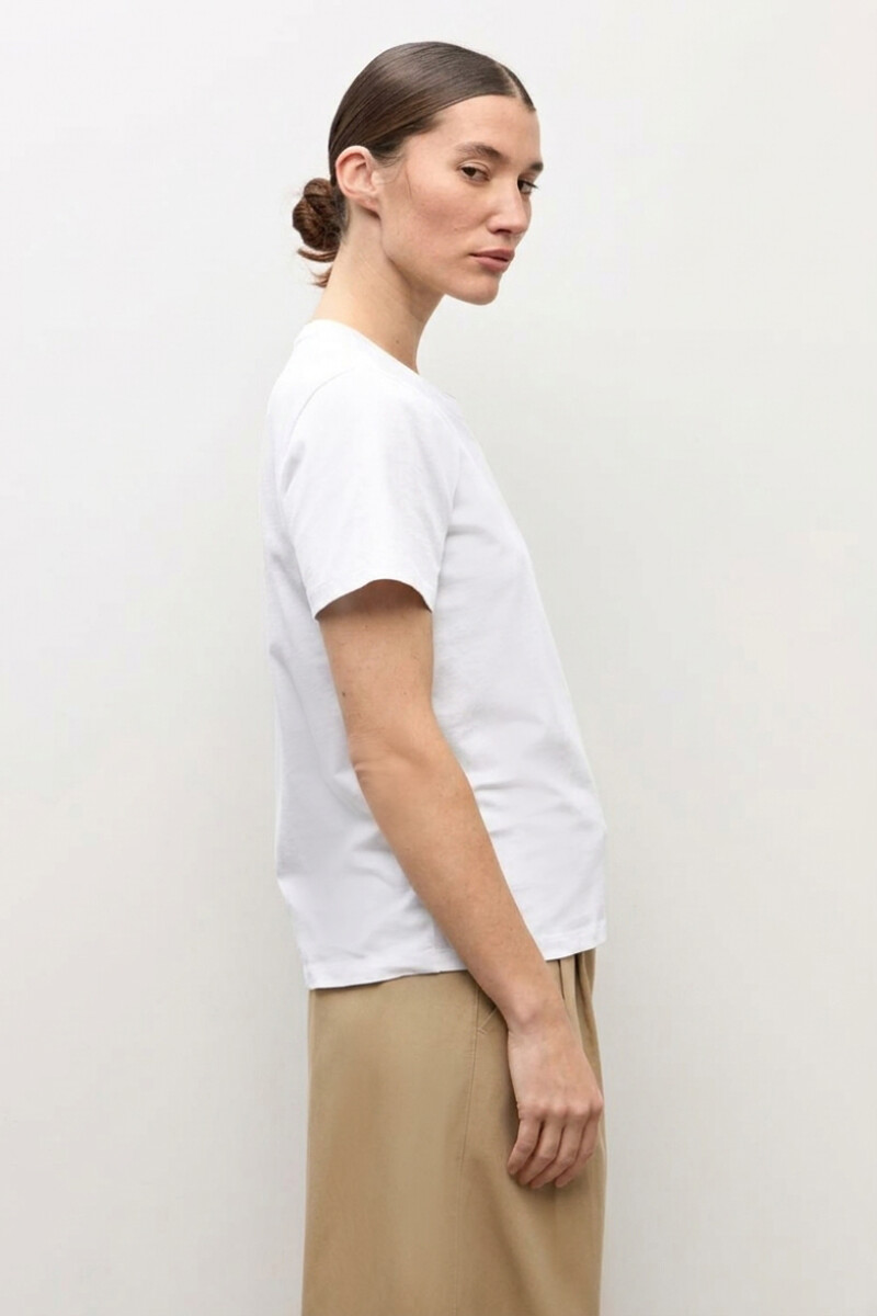Remera botones en hombro blanco