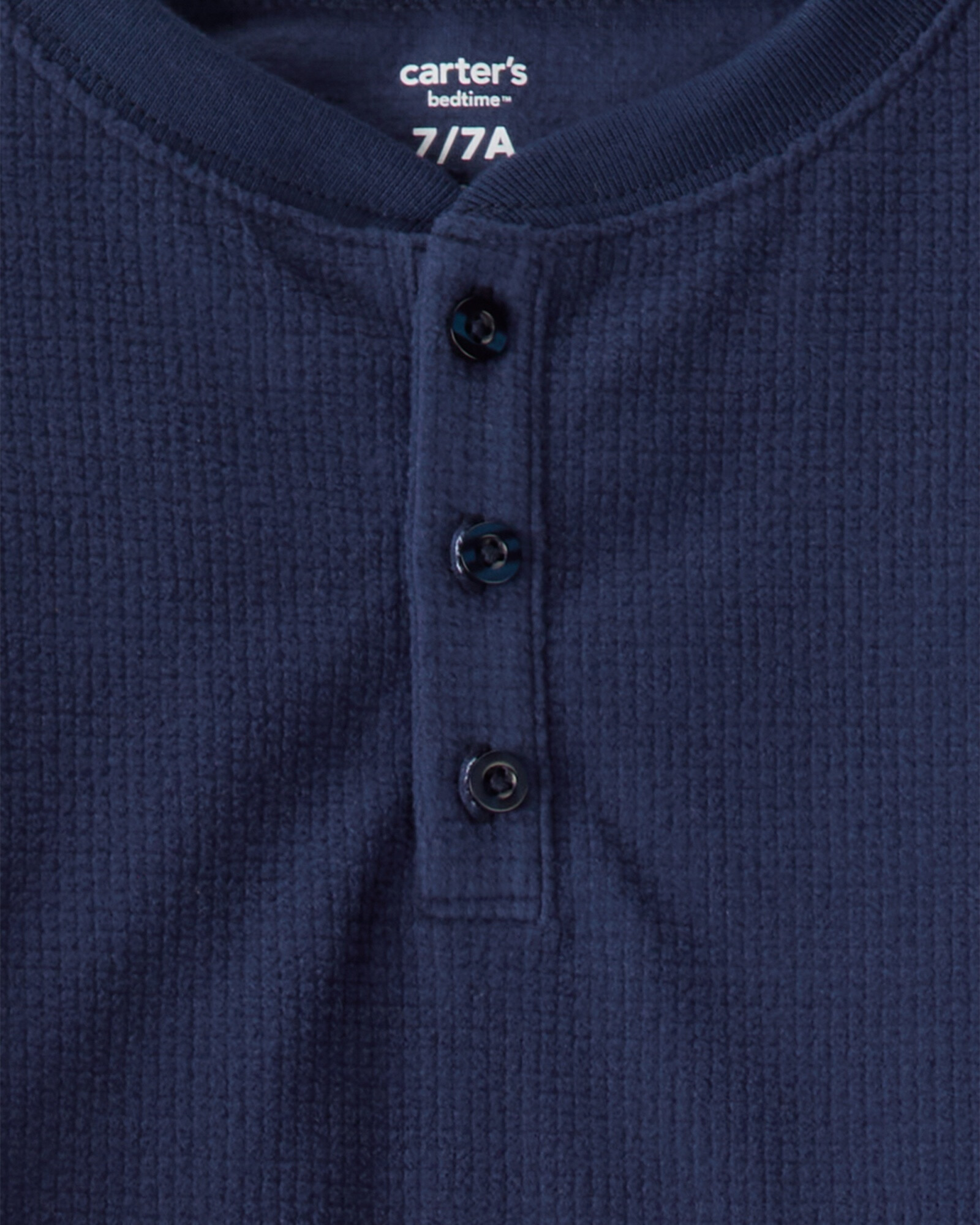 Pijama dos piezas de poliéster, remera henley azul y pantalón a cuadros Sin color