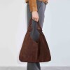 Cartera al hombro Juana en Cuero Gamuza Chocolate