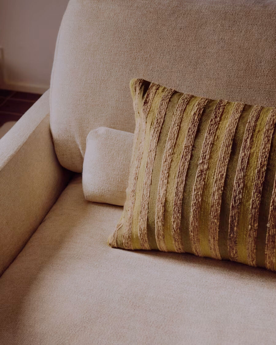 Sofá Veliro 3 plazas de chenilla beige y patas de acero con acabado negro 240 cm FSC Mix Credit Sofá Veliro 3 plazas de chenilla beige y patas de acero con acabado negro 240 cm FSC Mix Credit