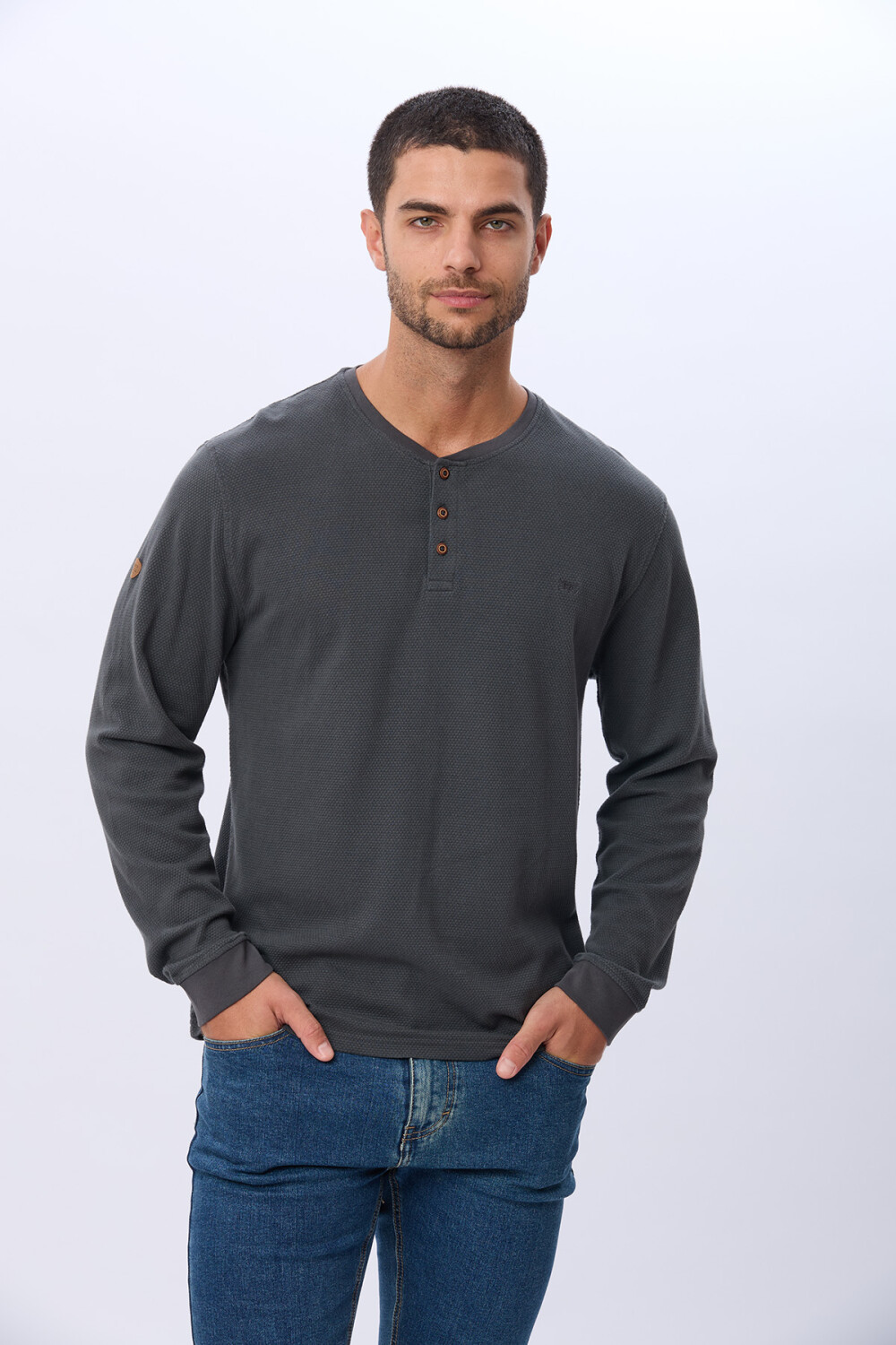 REMERA CON BOTONES DE ALGODÓN GRIS