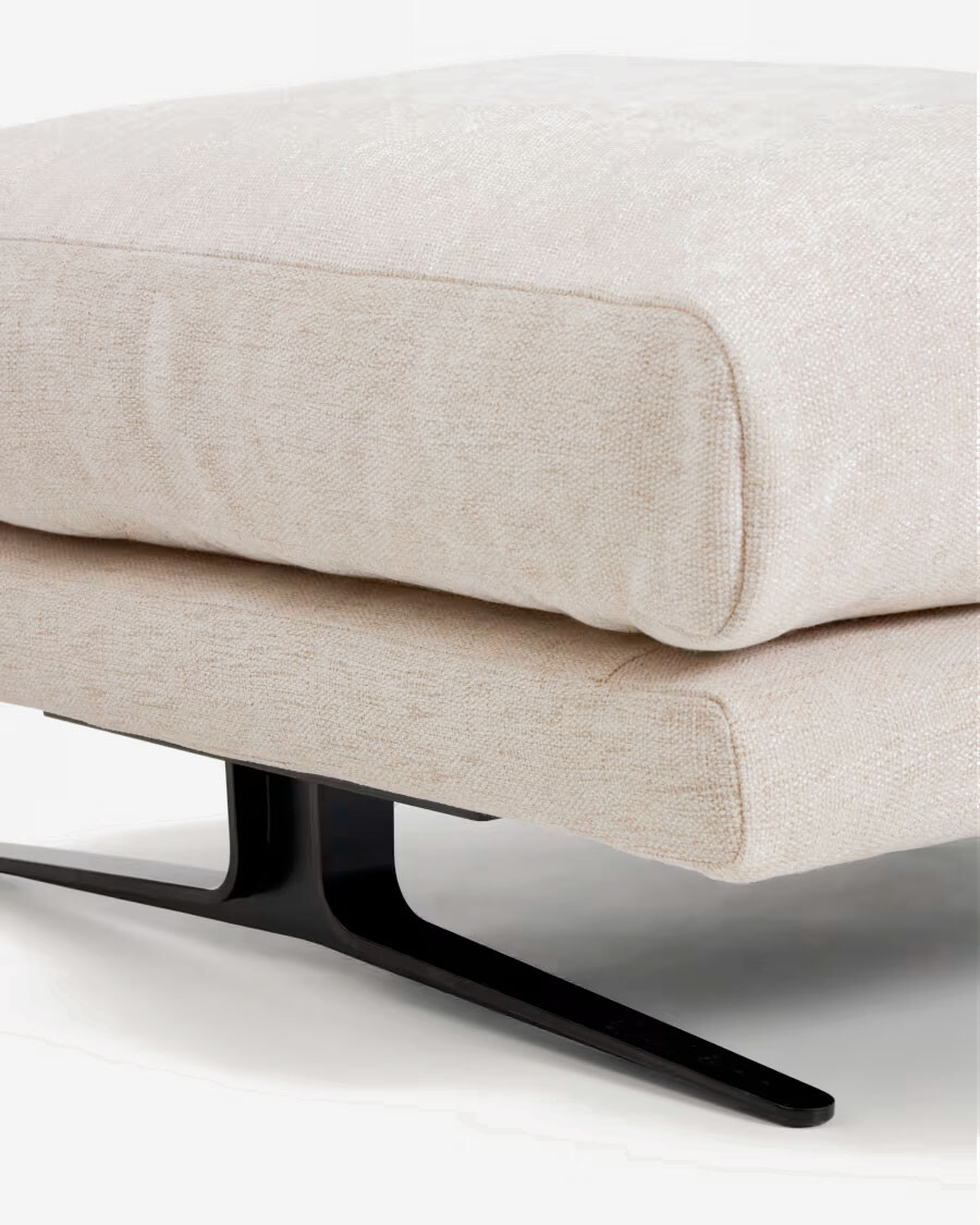 Reposapiés Veliro de chenilla beige y patas de acero con acabado negro 85 x 90 cm FSC Mix Credit Reposapiés Veliro de chenilla beige y patas de acero con acabado negro 85 x 90 cm FSC Mix Credit