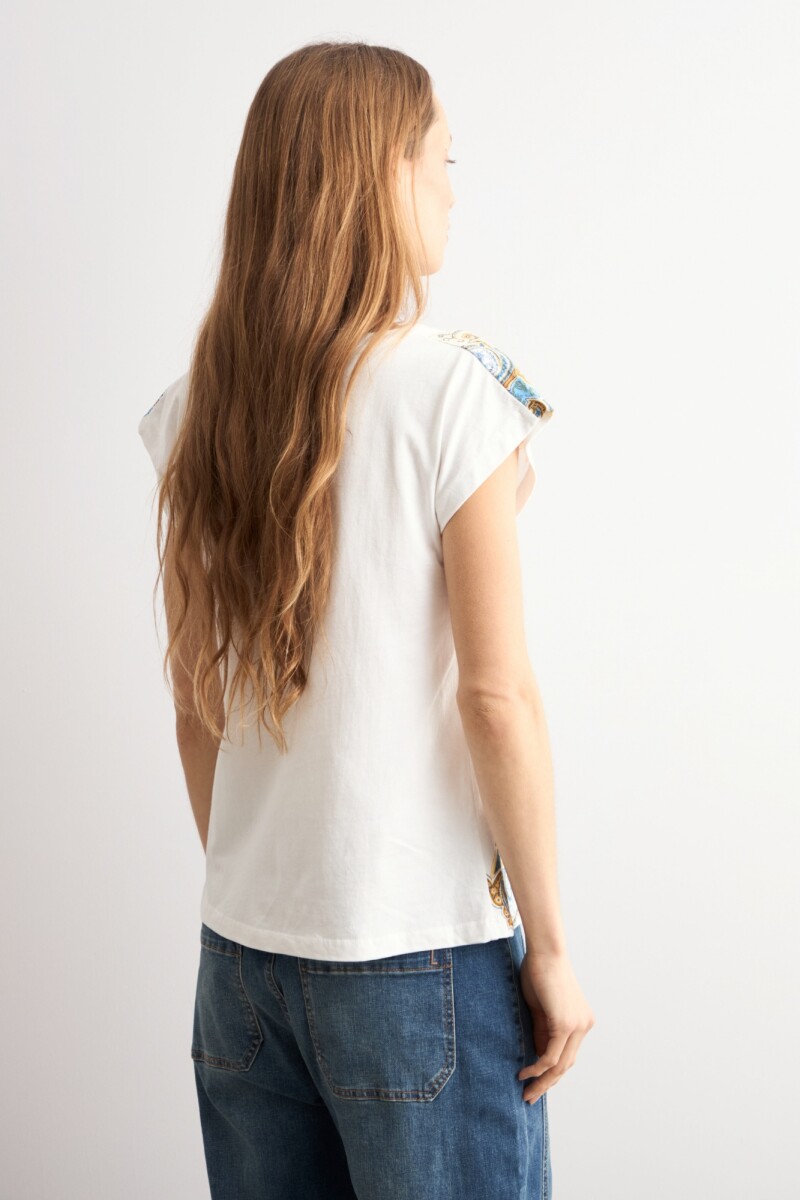 Remera escote V estampa paisley blanco