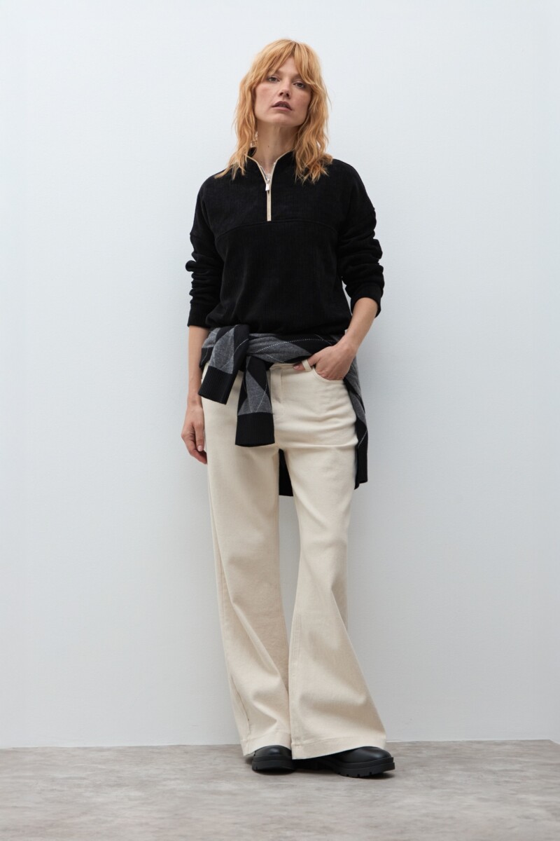 Sweater acanalado con cierre negro