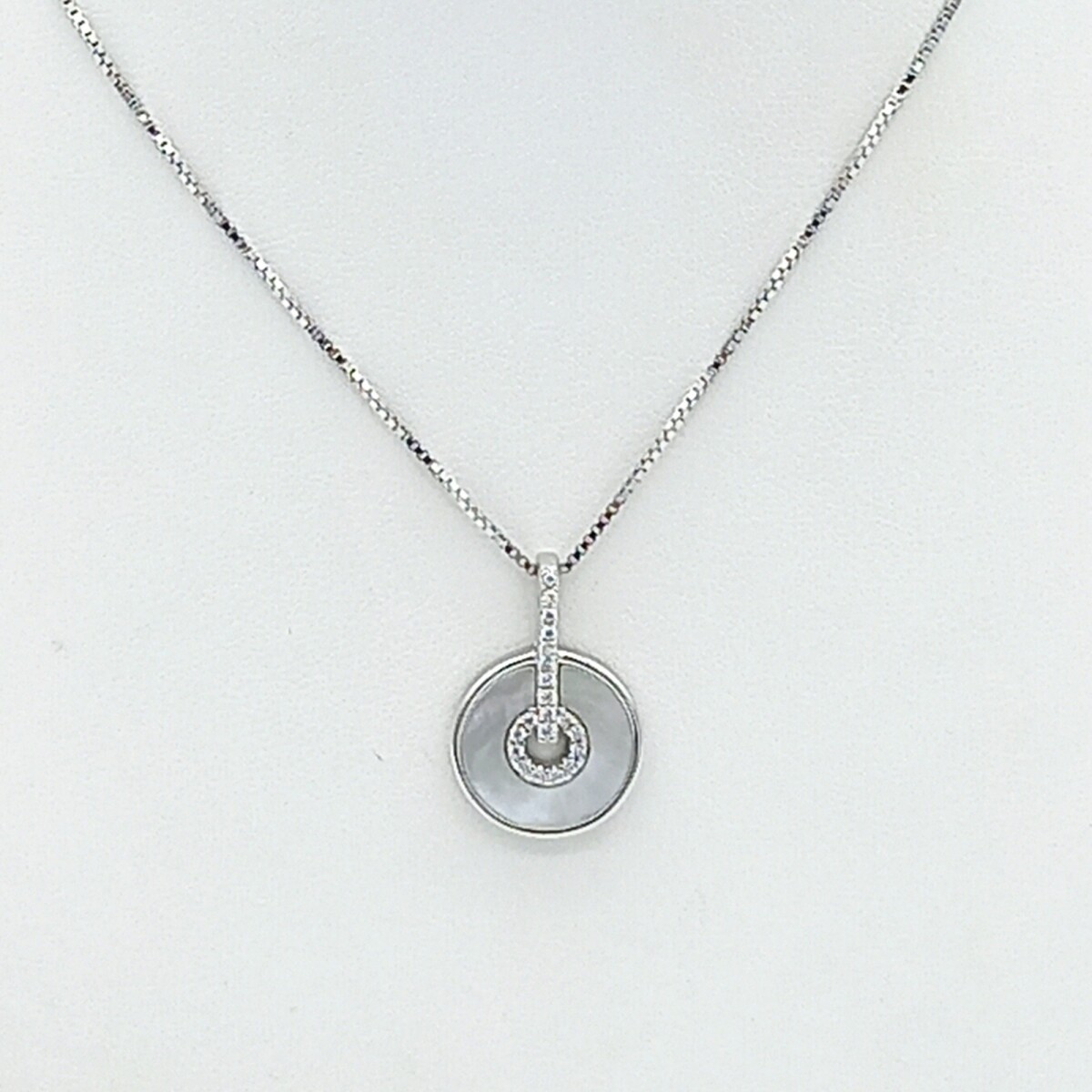 Conjunto de cadena con dije de plata 925 y baño de oro gris. 