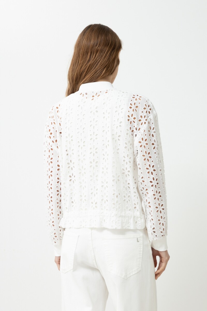 Campera broderie con cierre blanco