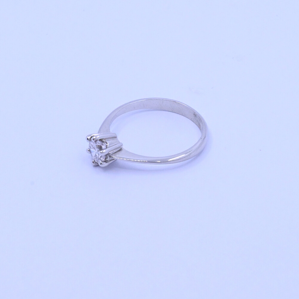 Anillo solitario oro 18k blanco con brillante engrace 6 puntas. Anillo solitario oro 18k blanco con brillante engrace 6 puntas.