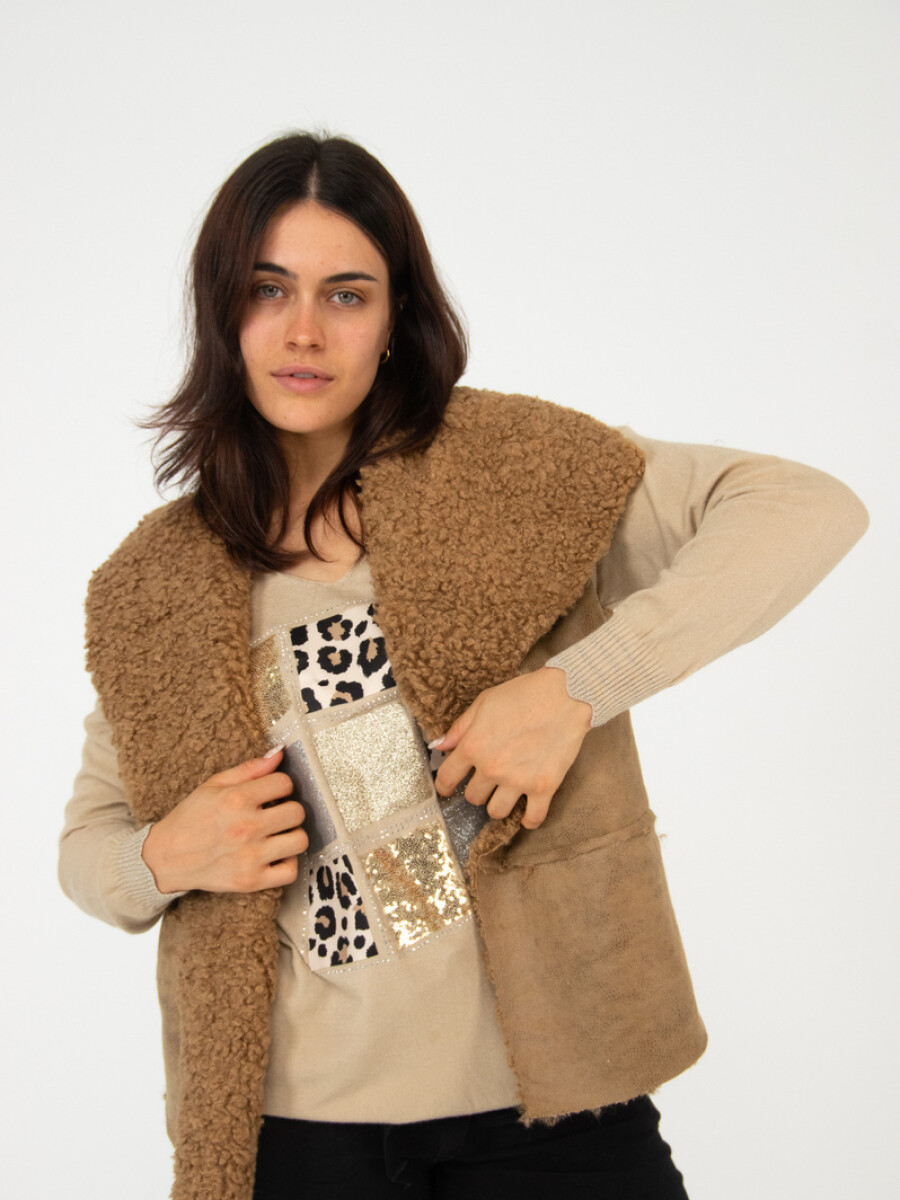 Chaleco de ecocuero con corderito Beige