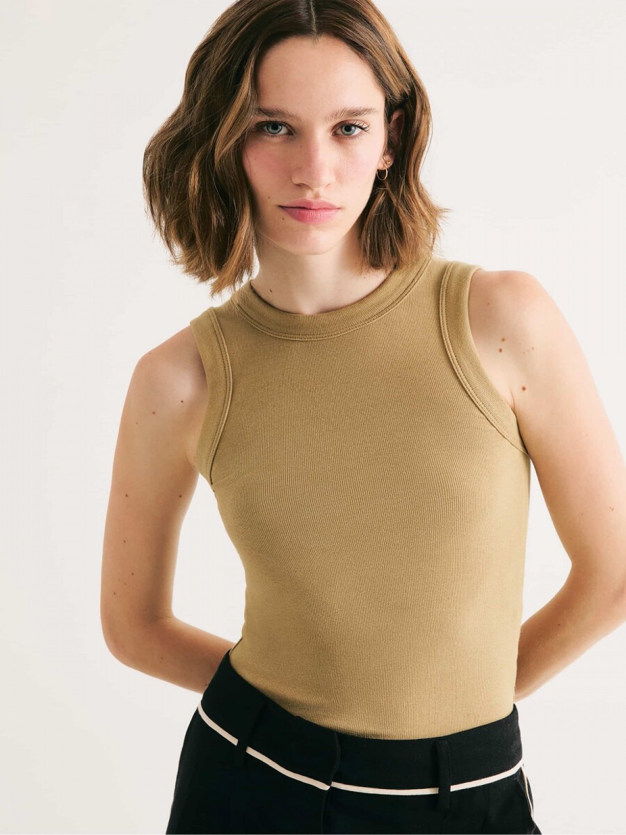 MUSCULOSA BÁSICA EN TELA ACANALADA - BEIGE 