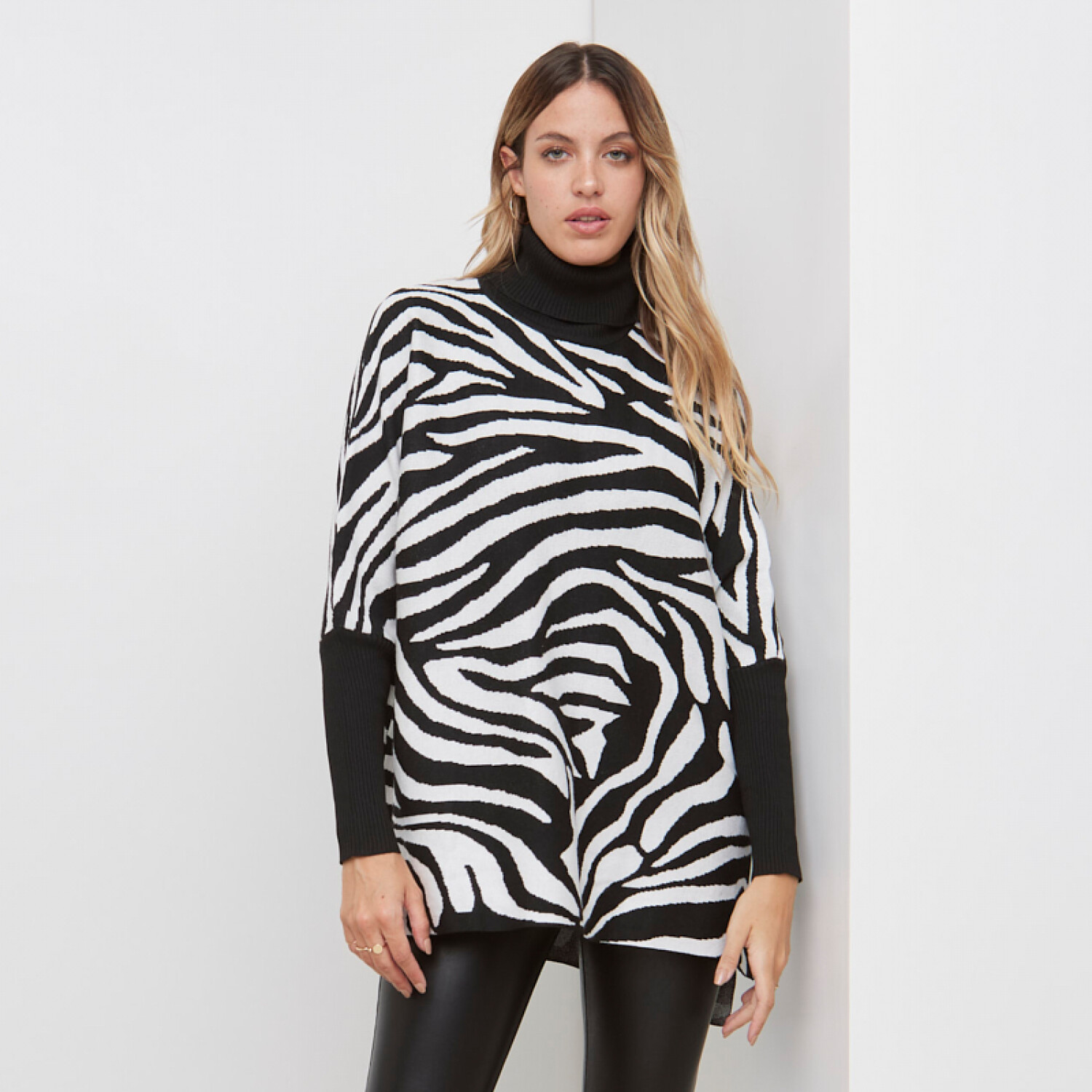 Polera blanco y negro 2025