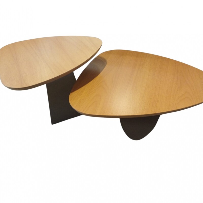 Mesita De Centro de 3 lados tapa madera clara base en hierro color chocolate suave Mesita De Centro de 3 lados tapa madera clara base en hierro color chocolate suave