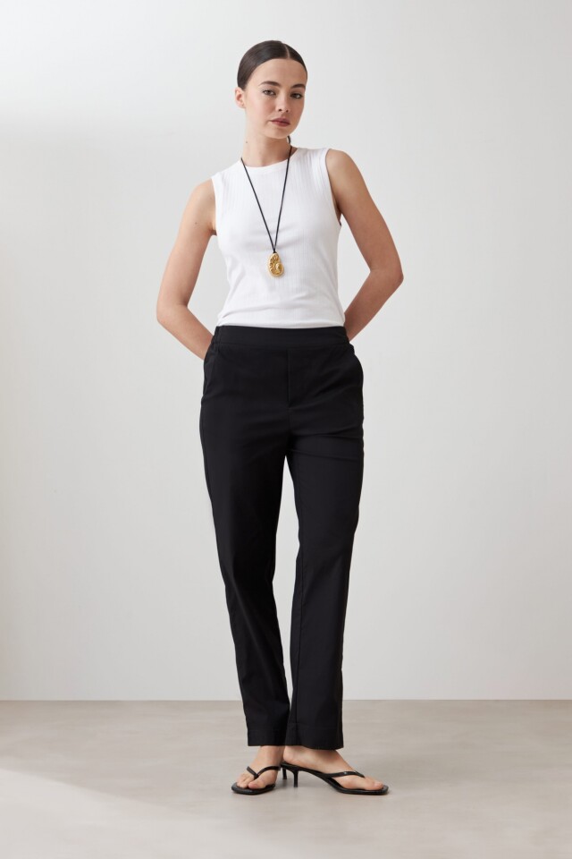 Pantalón recto negro