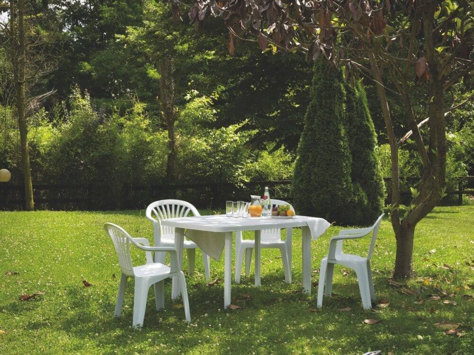 Juego de patio en PVC mesa + 4 sillas 