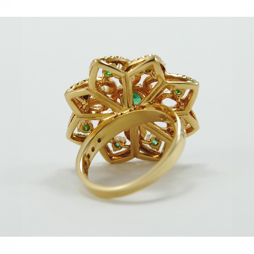 Anillo Moderno, Oro Amarillo 18K , Diamantes Y Esmeralda. Anillo Moderno, Oro Amarillo 18K , Diamantes Y Esmeralda.