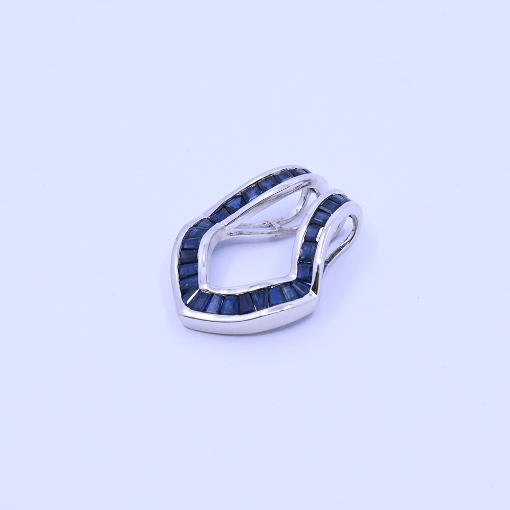 Dije oro 18k blanco con zafiros azules. Dije oro 18k blanco con zafiros azules.