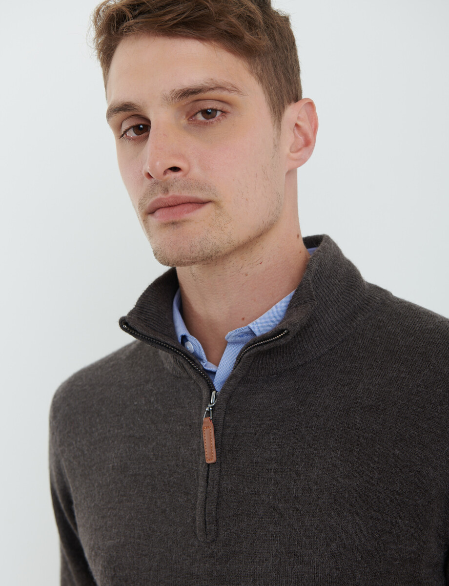 470415 REMERA HARRINGTON LABEL Gris Oscuro Melange