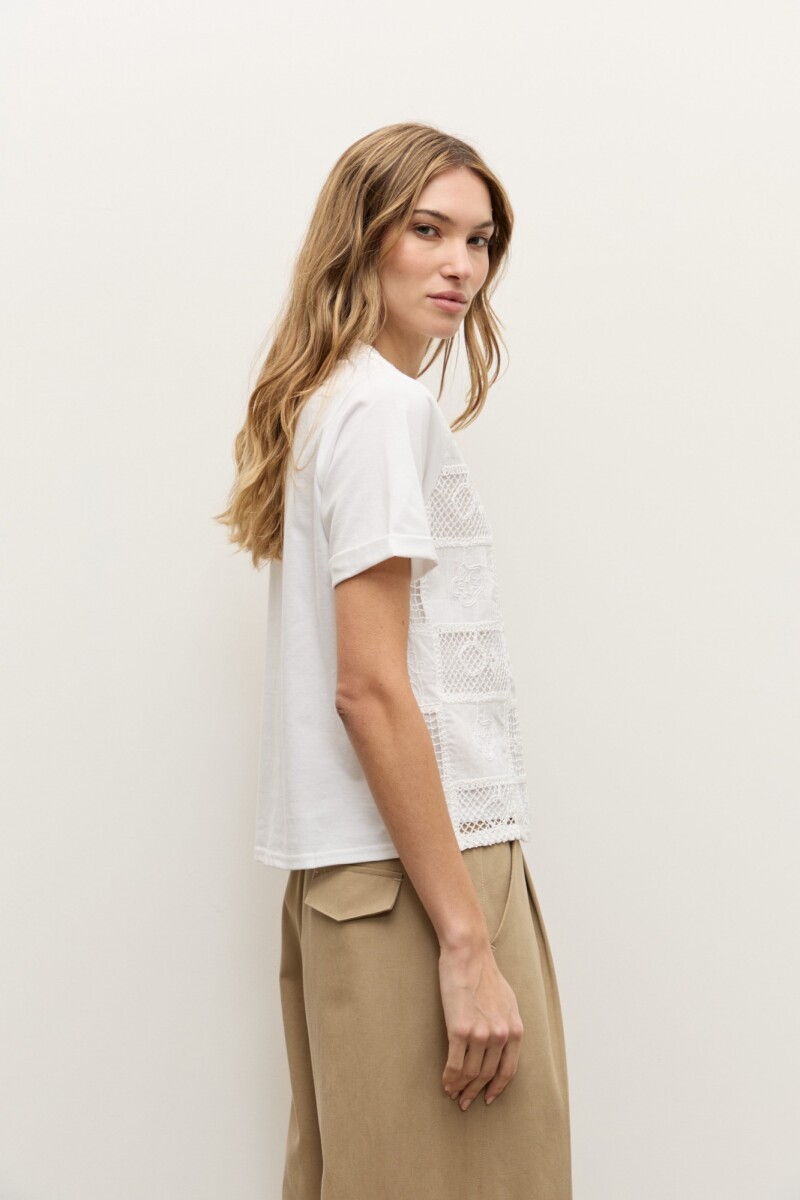 Remera frente bordado y calado blanco