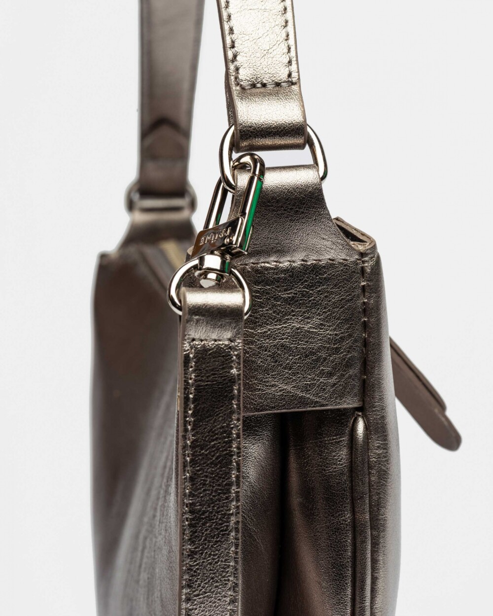 Cartera al Hombro En Cuero Graneado Metalizado Metalizado