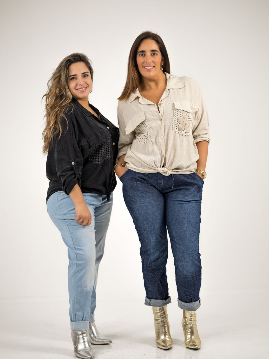 Camisa de lino con flor bordada en bolsillo Negra
