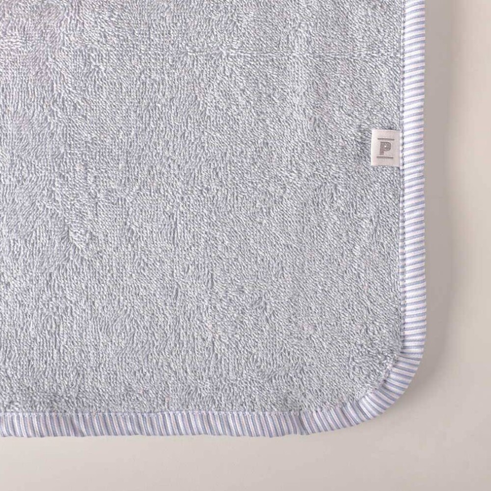 Poncho de toalla celeste con rayas 6 a 8 años