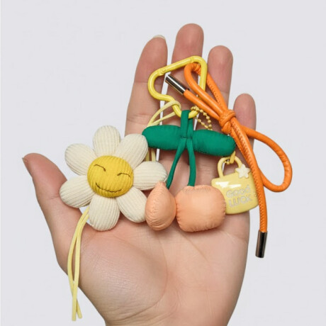 Llavero con accesorios Margarita y Cerezas Amarillo