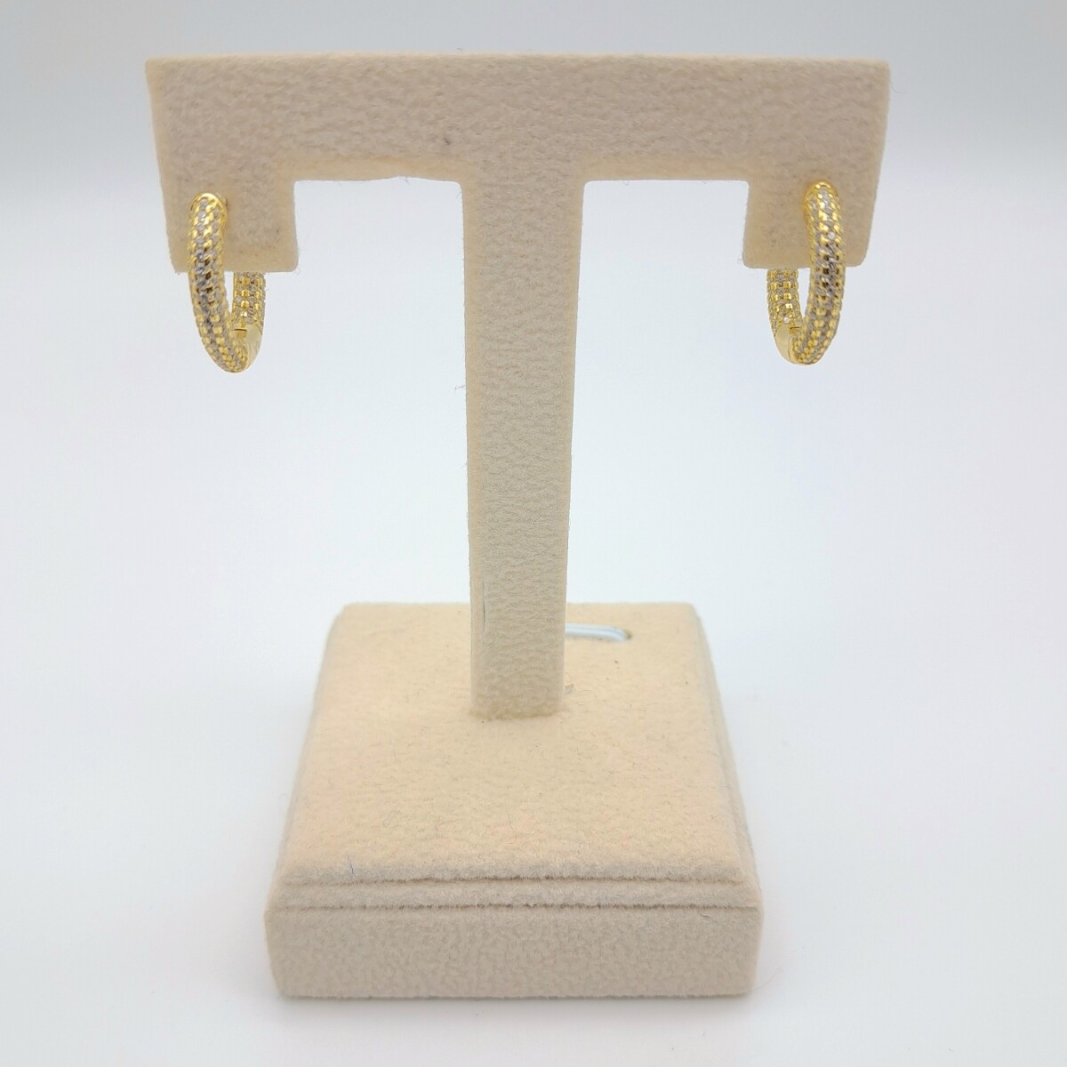 Par de aros de plata 925 con baño de oro amarillo y circonias. 