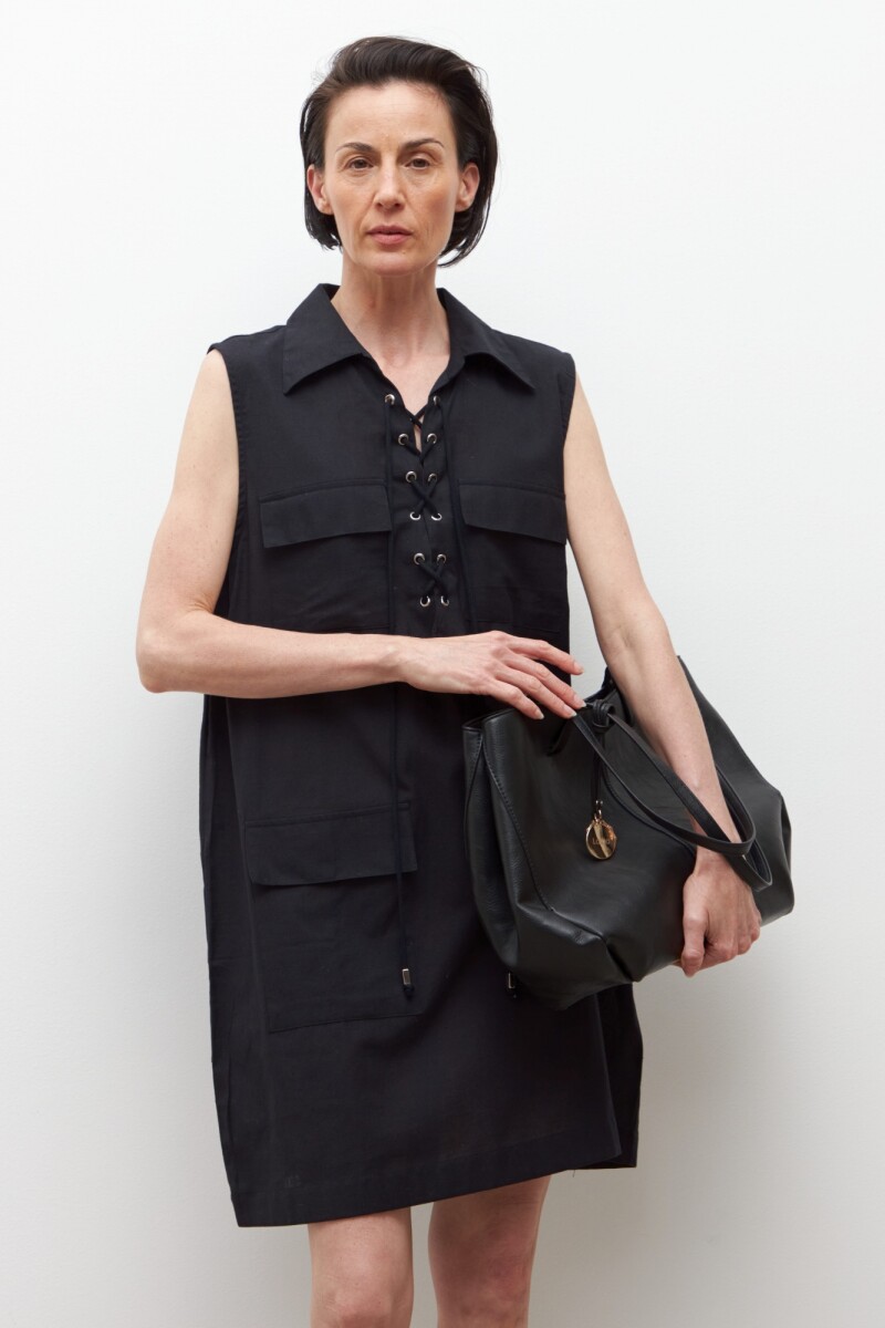 Vestido con ojalillos y bolsillos delanteros - negro 