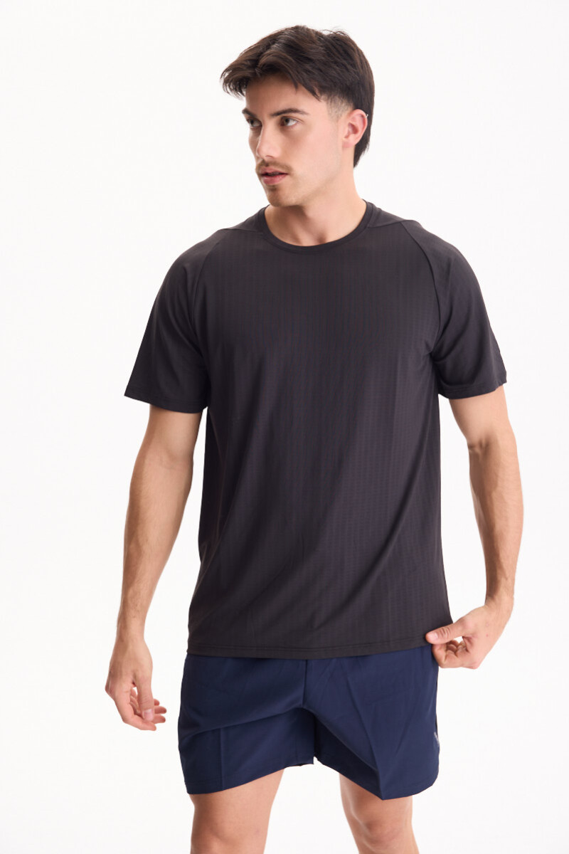 Remera Elevate Negro