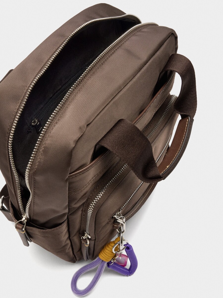 Mochila De Nylon Con Colgante marron