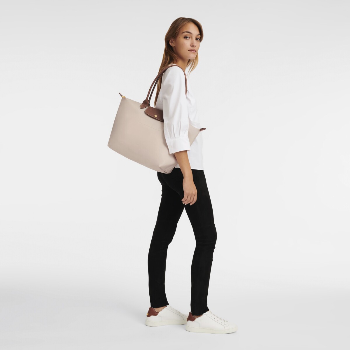 Longchamp -Cartera Longchamp plegable de nylon con cierre y asa larga, Le pliage L - Marfil 