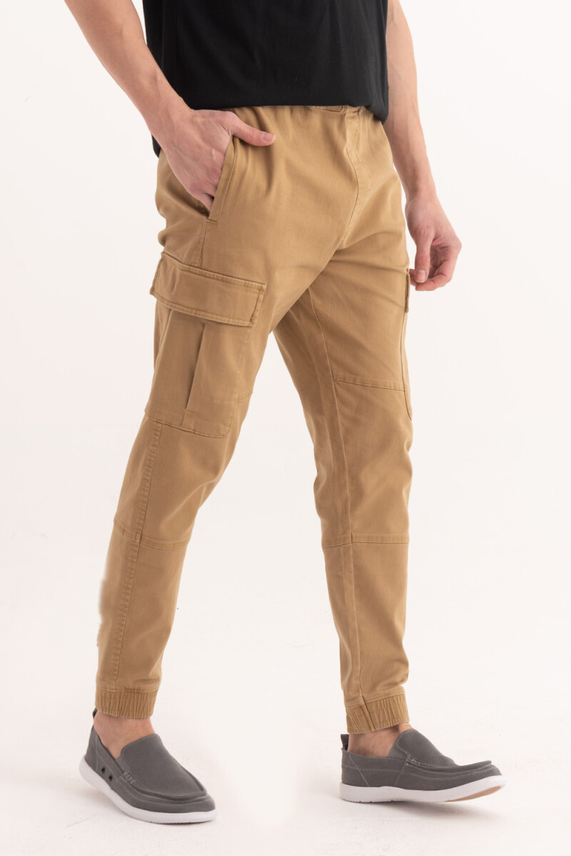 Pantalón cargo Camel