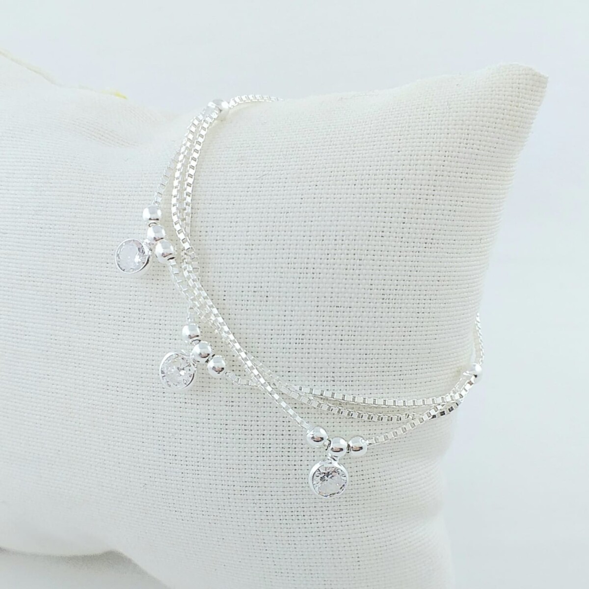 Pulsera de plata 925 con cierre ajustable con triple cadena, detalles con cuentas y circonias engarzadas a la inglesa. 