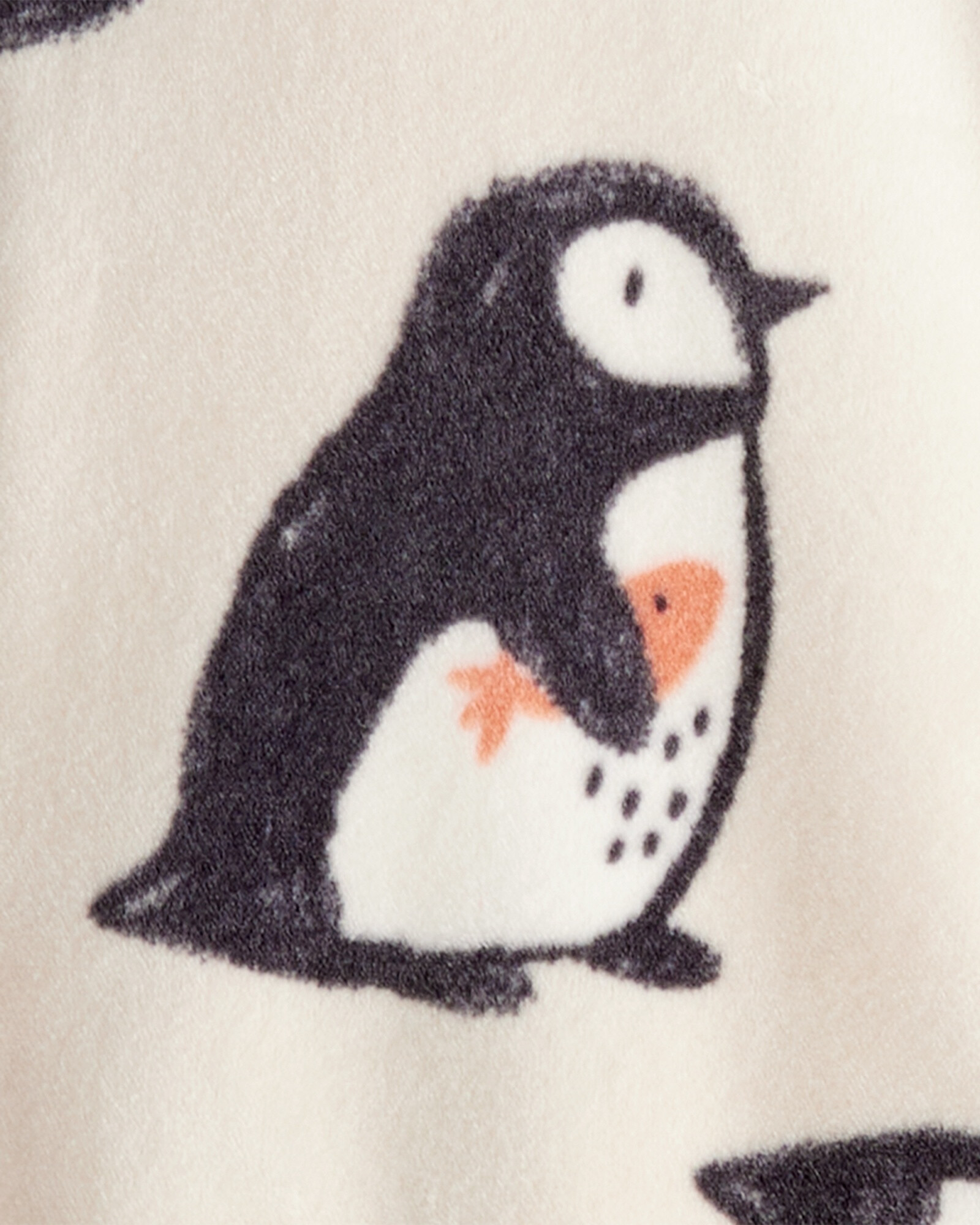 Pijama una pieza de DreamPlush, con pie, crema, diseño pingüinos. Talles 12-24M Sin color