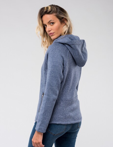 Campera deportiva tipo tejida Celeste
