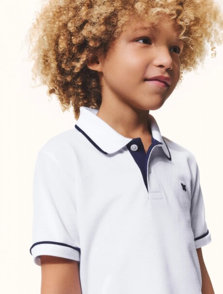 POLO DE NIÑO CON LOGO BORDADO BLANCO