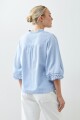 Blusa romántica bordada celeste