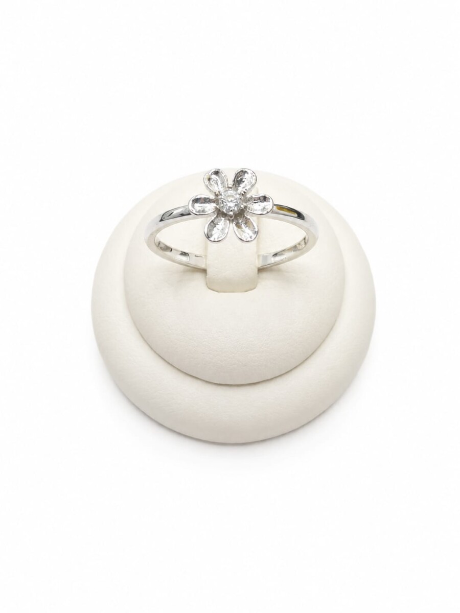 Anillo con flor al centro y zirconia 