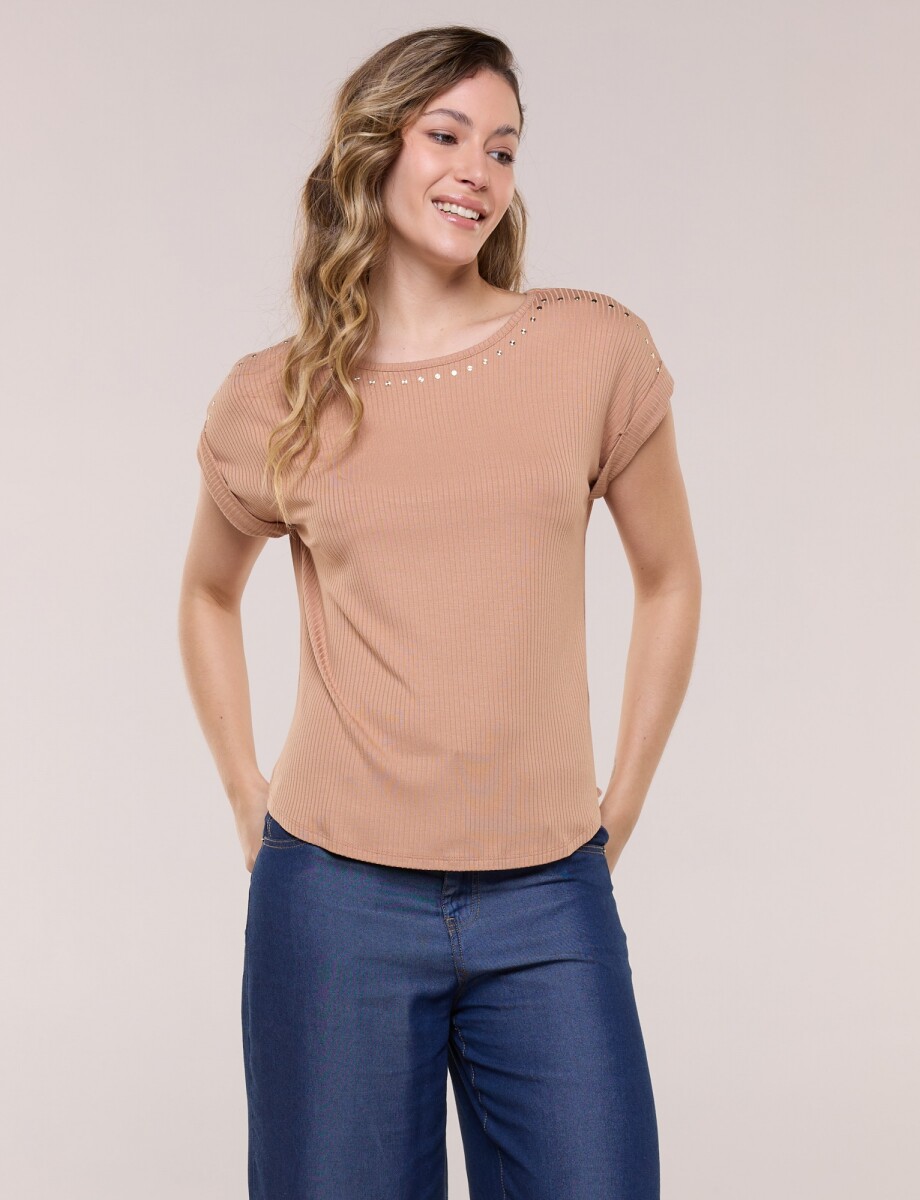 Remera Escote Con Tachas Metálicas - Tostado 