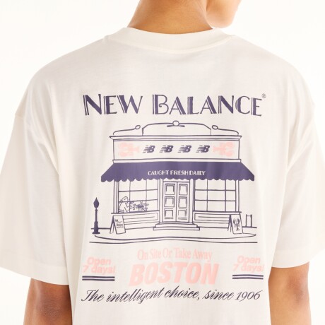 Remera New Balance de Dama -Grab a Bite Boston- WT6272WASST WHITE