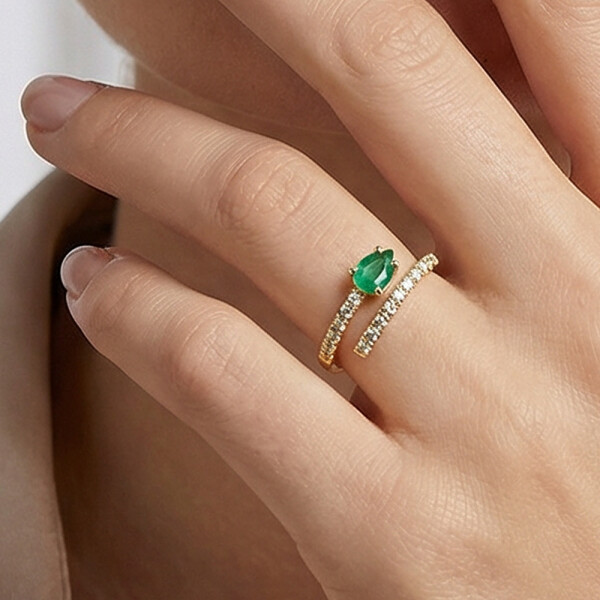 Anillo Esmeralda Aura de oro amarillo 18k con esmeralda y brillantes Anillo Esmeralda Aura de oro amarillo 18k con esmeralda y brillantes