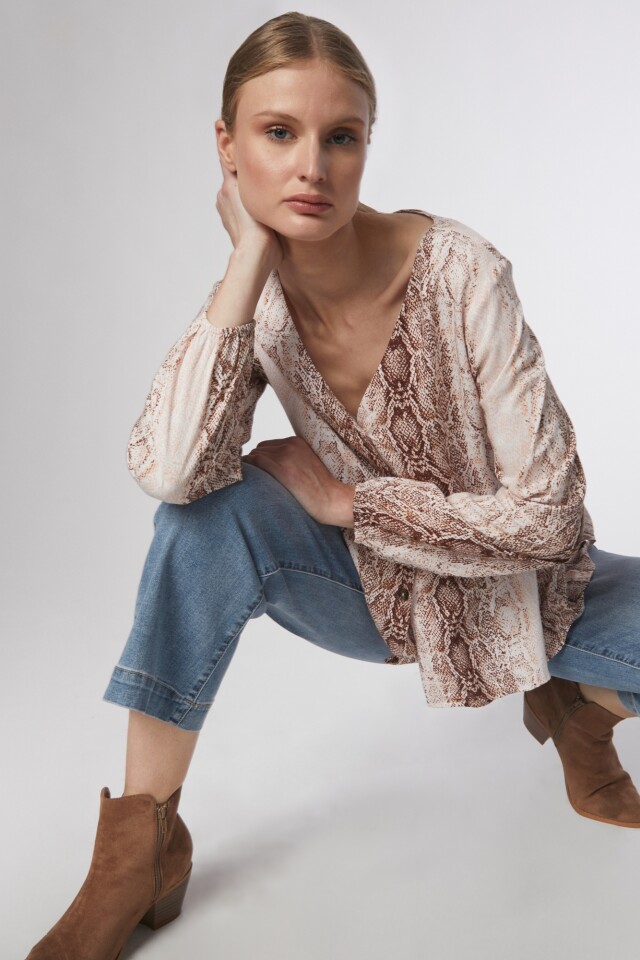 Blusa animal print con botones rosa