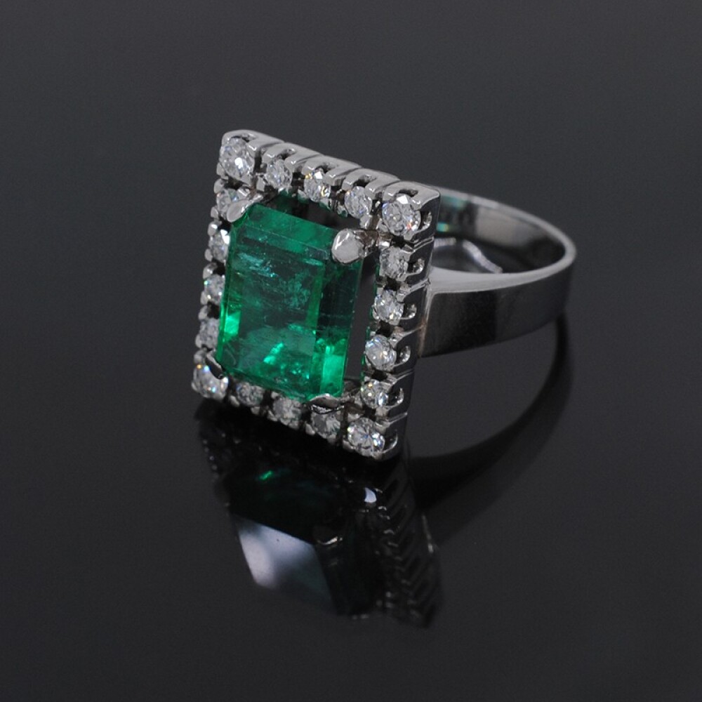 Anillo En Oro Blanco 18K Con Brillantes Y Esmeralda Anillo En Oro Blanco 18K Con Brillantes Y Esmeralda