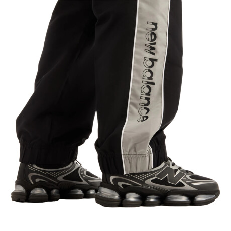 Pantalón New Balance Trackside Woven Black