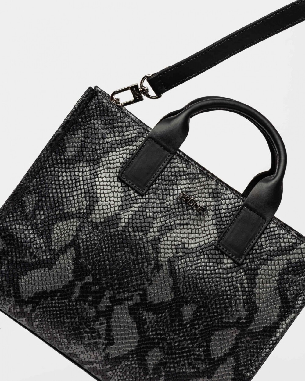 Cartera de Mano Capri En Cuero Grabado Snake Metalizado Gris