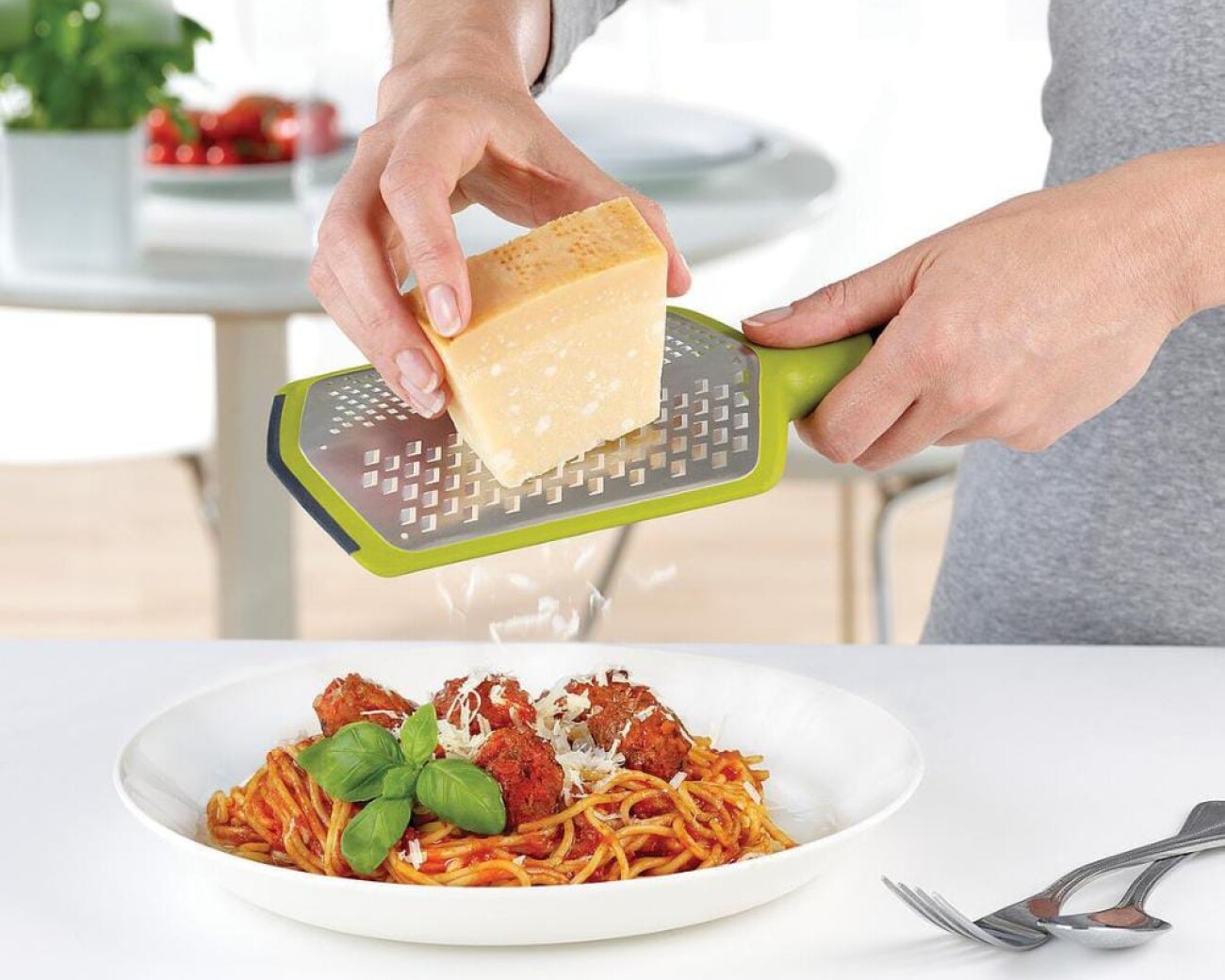 Rallador 2-en-1 con cuchillas fina y gruesa Rallador 2-en-1 con cuchillas fina y gruesa