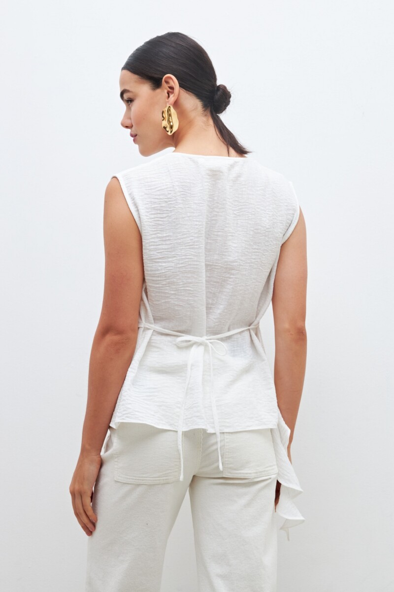Blusa con volado crudo
